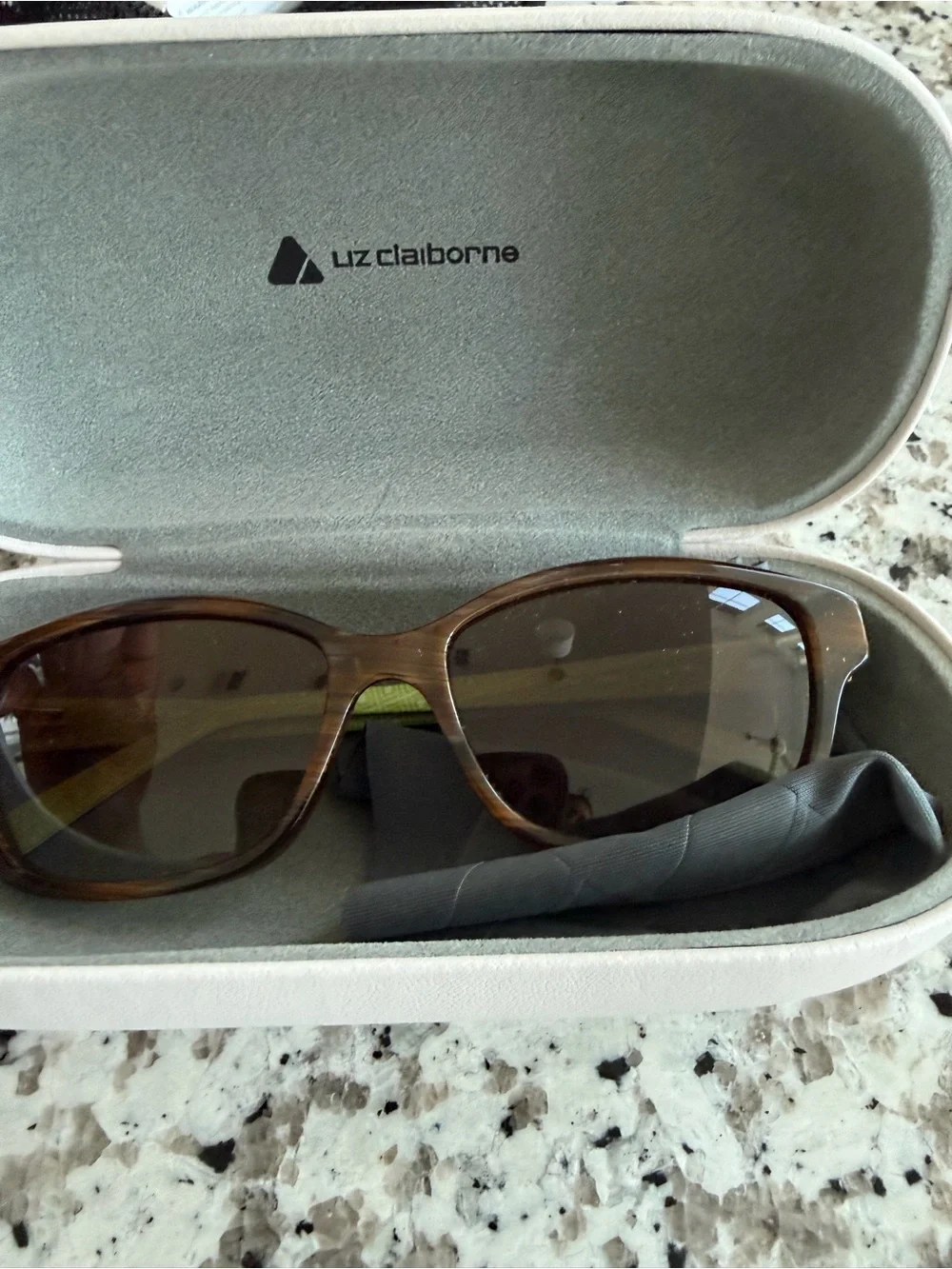 Liz Claiborne Cream Hard-Shell VR Accessory Case with Logo